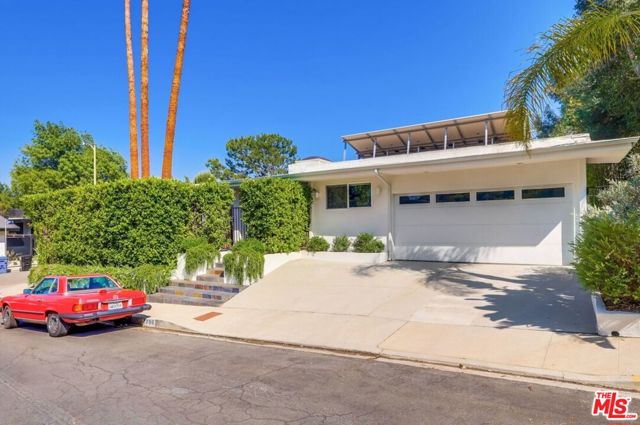 7706 Chandelle Place, Los Angeles CA: https://media.crmls.org/mediaz/8c24e7e2-c9b6-4687-b55a-acaf040068ef.jpg