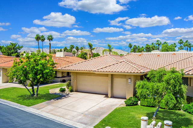 285 Kavenish Drive, Rancho Mirage CA: https://media.crmls.org/mediaz/8c263be2-a887-445b-aa4d-45acf95a4738.jpg