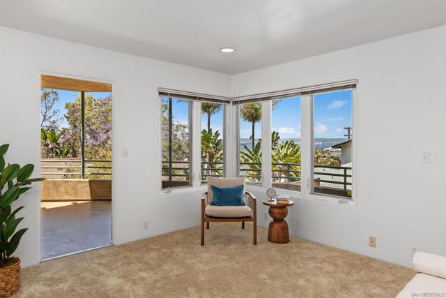 405 W Nutmeg St, San Diego CA: https://media.crmls.org/mediaz/8c265196-6177-46dd-98b3-6e1c2702ae80.jpg