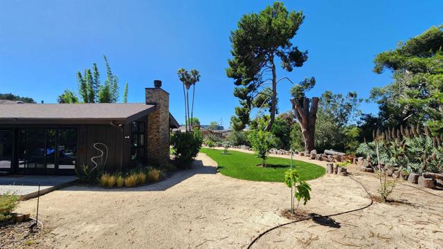 5855 Ithaca Place, San Diego CA: https://media.crmls.org/mediaz/8c26694c-67fc-45ff-8049-0231b7a3f3bd.jpg