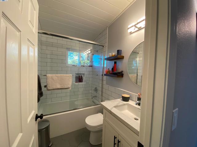 588 E Angela St, Pleasanton CA: https://media.crmls.org/mediaz/8c26c84c-5661-4c48-b013-eb015c6dd670.jpg