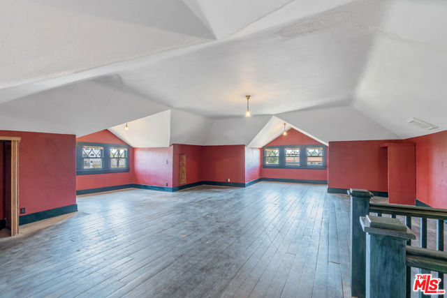 1049 Elden Avenue, Los Angeles CA: https://media.crmls.org/mediaz/8c27b648-efe7-4819-a59c-bbc3d2fc0087.jpg