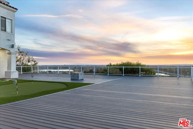 Huge deck to entertain all your guest