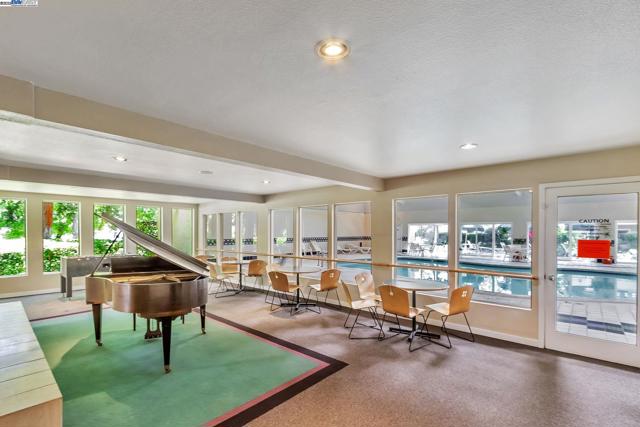 291 Tradewinds Dr, San Jose CA: https://media.crmls.org/mediaz/8c289395-ea3b-4681-baaf-c44e0c03a65f.jpg