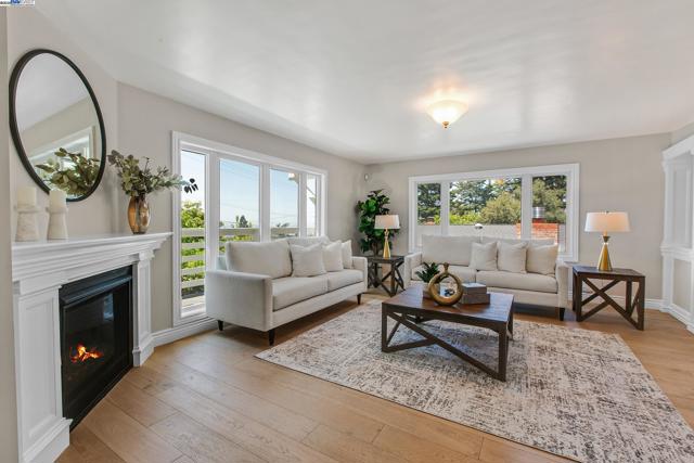 5601 Castle Dr, Oakland CA: https://media.crmls.org/mediaz/8c28be91-1279-477d-b3aa-af50c7f67d1f.jpg