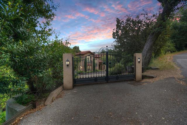 11860 Francemont Drive, Los Altos Hills CA: https://media.crmls.org/mediaz/8c2949e4-f764-4671-99a3-f697e51fccac.jpg