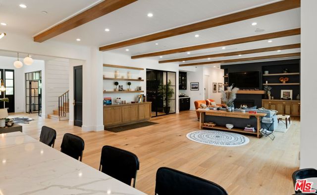 16101 Royal Mount Drive, Encino CA: https://media.crmls.org/mediaz/8c2a8f12-2784-4fb5-bcd5-4f603c5731a8.jpg