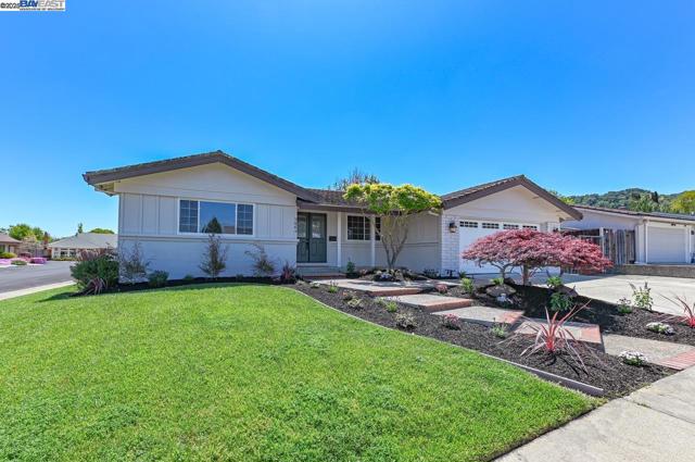 7864 Fairoaks Dr, Pleasanton CA: https://media.crmls.org/mediaz/8c2b08ae-e156-4c22-9c09-d2c664cbe032.jpg