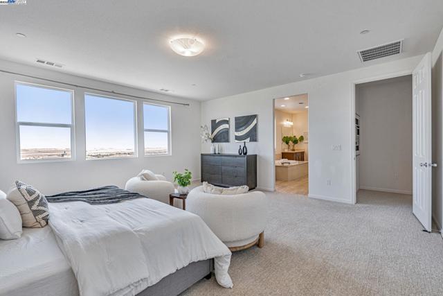 4005 Sarasta Bay Dr, Pittsburg CA: https://media.crmls.org/mediaz/8c2b4ccd-6ad6-4be6-97e0-9eca21599a6a.jpg
