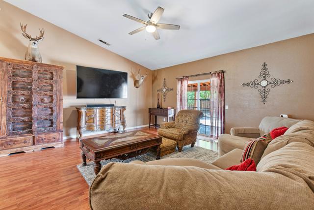 1239 Red Sea Avenue, Thermal CA: https://media.crmls.org/mediaz/8c2c6942-db00-4329-8a63-3f57176f0594.jpg
