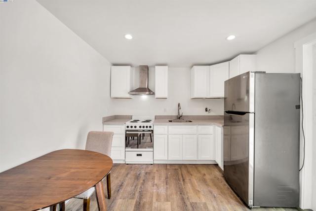 3031 Logan St, Oakland CA: https://media.crmls.org/mediaz/8c2c87ca-65bb-43ad-91d4-4cd3338ba872.jpg