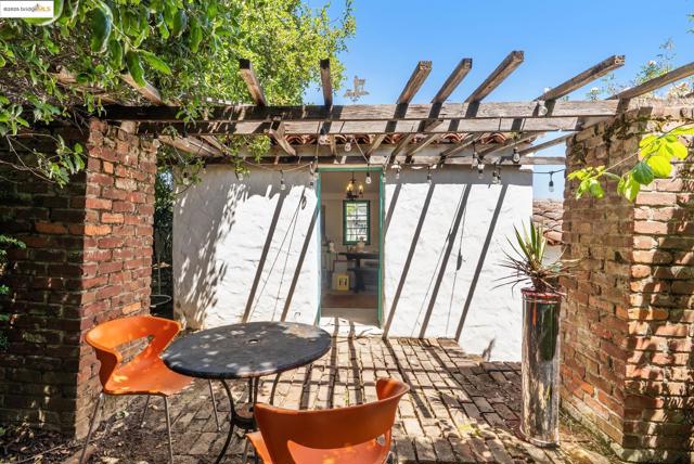 6801 Estates Dr, Oakland CA: https://media.crmls.org/mediaz/8c2cc8b3-62bc-4e10-bf0c-b6da79670f80.jpg