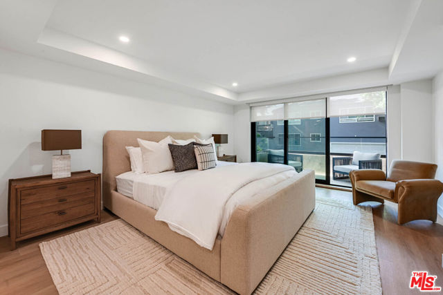 350 N Palm Drive, Beverly Hills CA: https://media.crmls.org/mediaz/8c2cd0da-01a2-43b4-b331-db3495847b3f.jpg