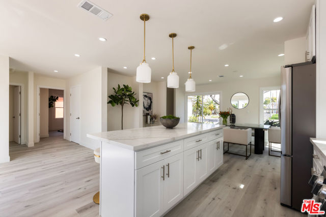 3827 S Victoria Avenue, View Park CA: https://media.crmls.org/mediaz/8c2cd3ca-04ee-4e62-8de7-e9ae600d1a51.jpg