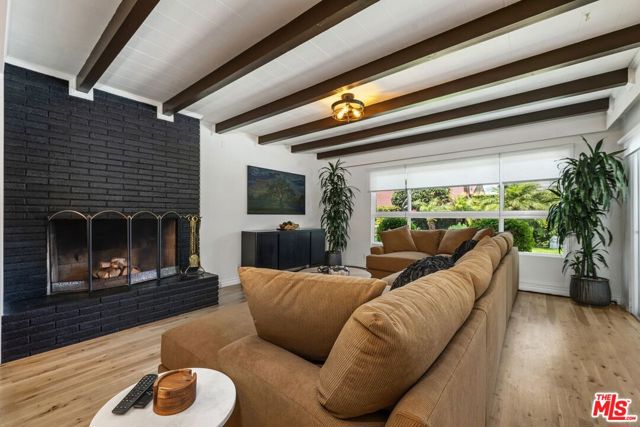5905 S Chariton Avenue, Los Angeles CA: https://media.crmls.org/mediaz/8c2df368-cc91-47e5-a6f5-7bdbb64ff493.jpg