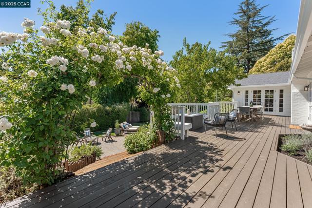 645 Los Palos Dr, Lafayette CA: https://media.crmls.org/mediaz/8c2f594d-456d-4d30-bb14-89b4b787f021.jpg