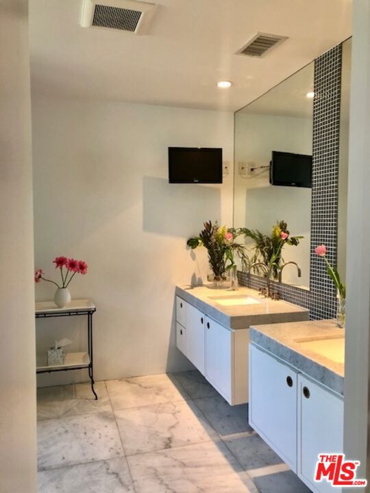 9033 VISTA GRANDE Street, West Hollywood CA: https://media.crmls.org/mediaz/8c2f9ea8-64aa-4ed0-b9d7-33f430768482.jpg