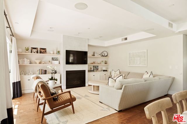2468 Wellesley Avenue, Los Angeles CA: https://media.crmls.org/mediaz/8c2fd94a-3136-4db2-a165-b20bdcf4663a.jpg