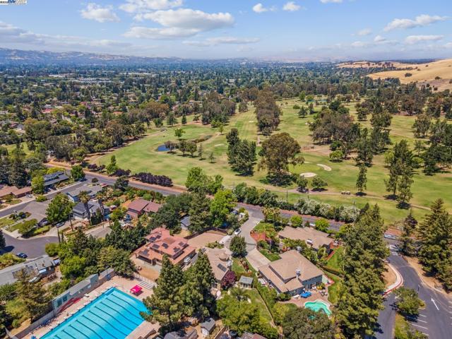 418 Golf Ct, Walnut Creek CA: https://media.crmls.org/mediaz/8c304b7f-9b0b-4633-ac78-5460ad2e6eef.jpg