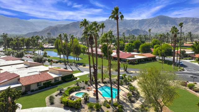 17 La Cerra Circle, Rancho Mirage CA: https://media.crmls.org/mediaz/8c30d7da-f6fe-4816-8565-268f2e6530f9.jpg