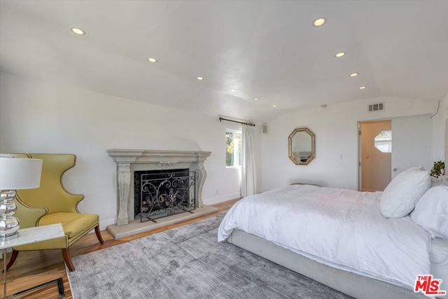 1300 Summitridge Drive, Beverly Hills CA: https://media.crmls.org/mediaz/8c3196bd-86c5-4ada-961d-2fe77c9b7f3a.jpg