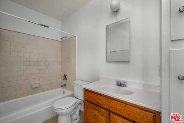 1095 W 39th Street, Los Angeles CA: https://media.crmls.org/mediaz/8c31d34c-796b-4348-be78-bff5cc3f212e.jpg