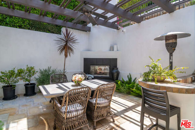 14318 Valley Vista Boulevard, Sherman Oaks CA: https://media.crmls.org/mediaz/8c320dce-5b2e-4024-b8d2-a8bd953461e2.jpg