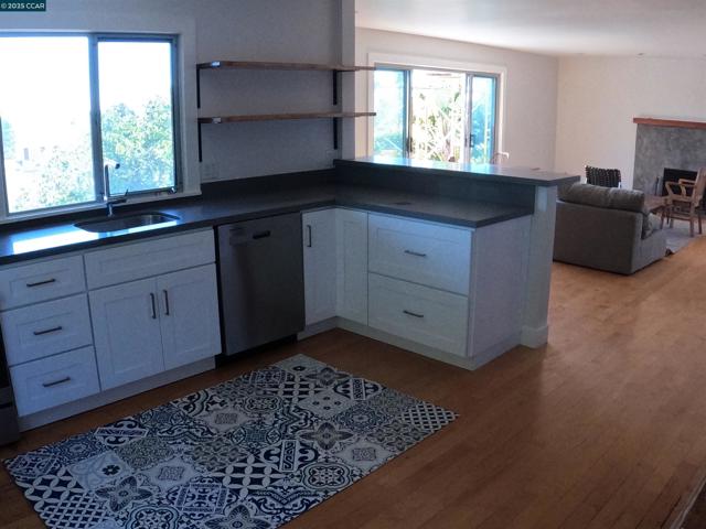 32 Kenilworth Dr, Kensington CA: https://media.crmls.org/mediaz/8c345ff3-145e-46e5-978f-891a8edd0f4b.jpg