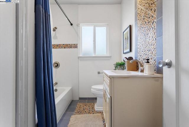 357 Melven Ct, San Leandro CA: https://media.crmls.org/mediaz/8c35c503-bc07-4bd5-b42e-4c019cc9cc9a.jpg