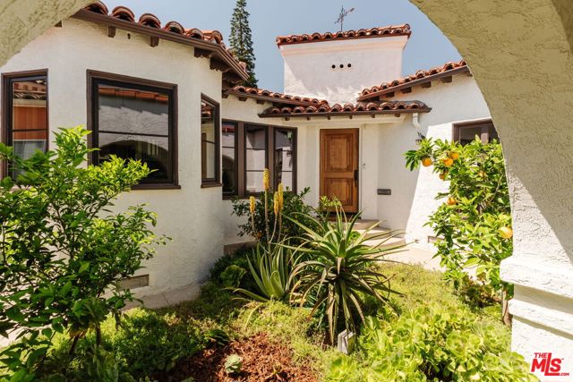 3975 Sutro Avenue, Los Angeles CA: https://media.crmls.org/mediaz/8c35ca0c-ed96-4ced-bd0b-59f029a188a1.jpg