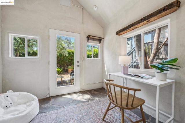 2705 Mathews St, Berkeley CA: https://media.crmls.org/mediaz/8c364aeb-e60b-4777-b101-709aa7ef0d4e.jpg