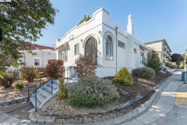 2734 Macarthur Blvd, Oakland CA: https://media.crmls.org/mediaz/8c36c4db-9fe2-4dbf-a3d0-cf99bfb86620.jpg