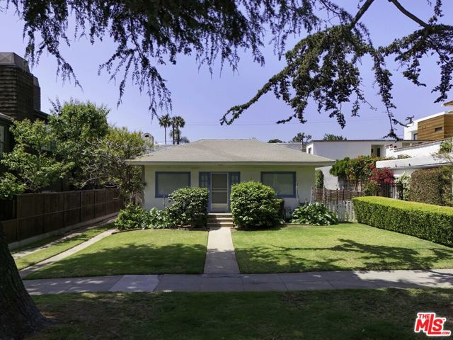938 15th Street, Santa Monica CA: https://media.crmls.org/mediaz/8c3737f9-877c-4872-8744-54064b6e6921.jpg