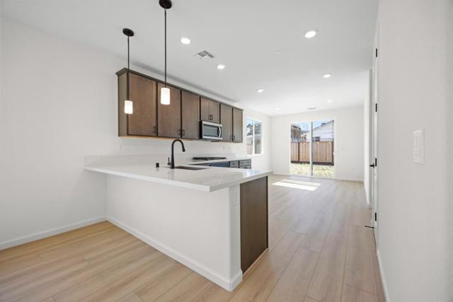 1911 Hydrangea Dr, Hollister CA: https://media.crmls.org/mediaz/8c37dd21-181f-4e06-a962-9fd854767d46.jpg