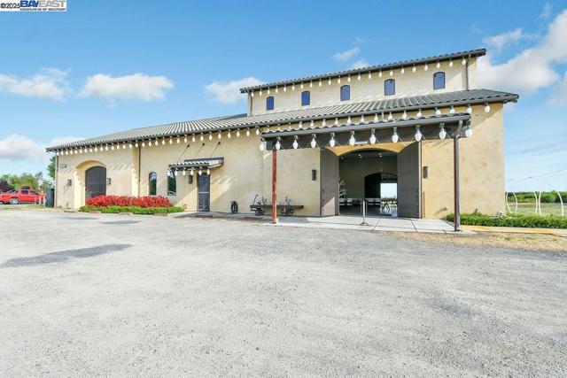 8091 Balfour Rd, Brentwood CA: https://media.crmls.org/mediaz/8c38c28f-f511-4ea9-8c28-08cd07a6587c.jpg