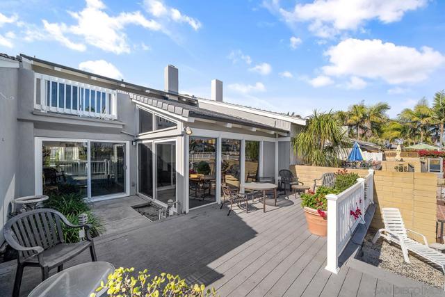 85 Catspaw Cpe, Coronado CA: https://media.crmls.org/mediaz/8c38d460-8ede-4521-95b8-d23510c1c02f.jpg
