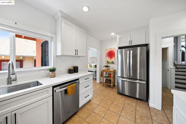 1547 68Th Ave, Oakland CA: https://media.crmls.org/mediaz/8c38dbfc-43cc-4013-8a24-0aeb72e5085d.jpg