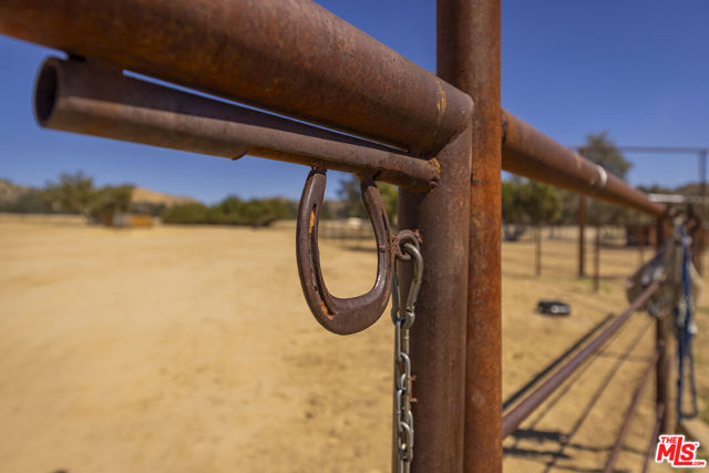 29433 Highway 33 Highway, Maricopa CA: https://media.crmls.org/mediaz/8c39989b-2669-45f7-bfd7-234f5b4bf67d.jpg