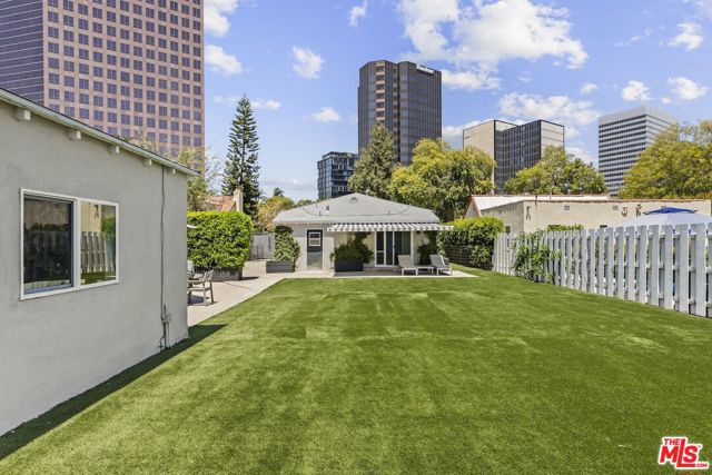 6526 San Vicente Boulevard, Los Angeles CA: https://media.crmls.org/mediaz/8c39c5b3-45f6-4498-836d-bf061a00663a.jpg
