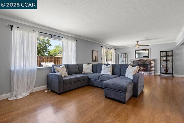 5494 Haussner Dr, Concord CA: https://media.crmls.org/mediaz/8c3a962c-c06a-45bf-b4f8-9d8f2d3d65f8.jpg