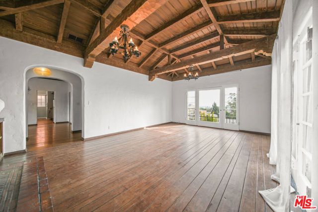6686 Emmet Terrace, Los Angeles CA: https://media.crmls.org/mediaz/8c3bbb3e-a12b-40d4-83bb-871bb32063bd.jpg