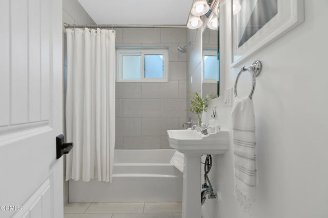 519 Paulette Place, La Canada Flintridge CA: https://media.crmls.org/mediaz/8c3c1e76-3817-4bcc-b512-00dd1d45432c.jpg