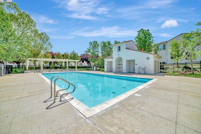 3312 Amaryllis Cir, San Ramon CA: https://media.crmls.org/mediaz/8c3c3232-c2cf-47e3-b38e-db2097ebb633.jpg