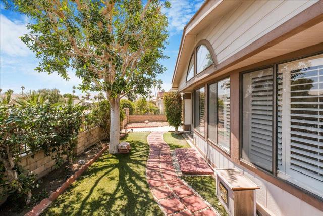 74577 Azurite Circle E, Palm Desert CA: https://media.crmls.org/mediaz/8c3ca50c-068a-4c48-b77d-741276ca1dd8.jpg