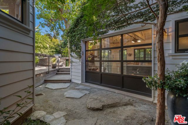233 S Saltair Avenue, Los Angeles CA: https://media.crmls.org/mediaz/8c3da065-4b67-44e9-89db-1c8e091237d9.jpg