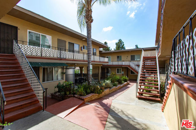 627 Coronado Terrace, Los Angeles CA: https://media.crmls.org/mediaz/8c3de710-6bed-4c0d-bbf9-6a3681a6a687.jpg