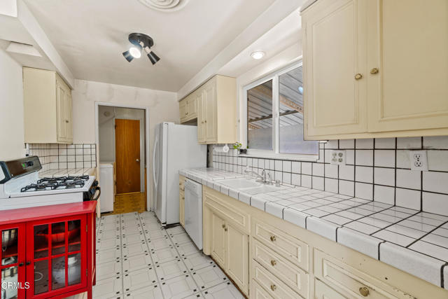 6449 Quakertown Avenue, Woodland Hills CA: https://media.crmls.org/mediaz/8c3e2ee4-e312-48c1-83e5-5d2127f7e0ee.jpg