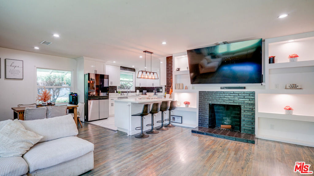 https://media.crmls.org/mediaz/8c3e7e59-c0ed-4386-bf31-0853ee6d01f1.jpg?preset=X-Large