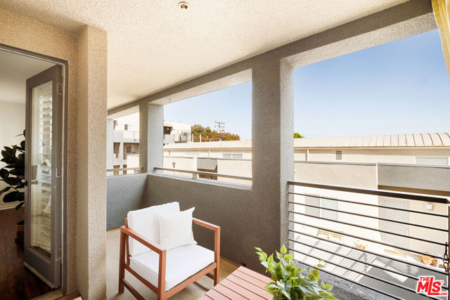 1212 Ocean Park Boulevard, Santa Monica CA: https://media.crmls.org/mediaz/8c3f0bc9-1718-4a64-9d4a-b8a8c595226b.jpg