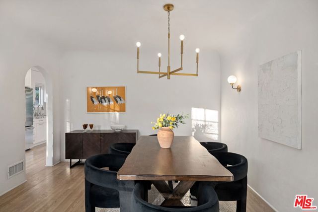 950 N Holliston Avenue, Pasadena CA: https://media.crmls.org/mediaz/8c402f0a-3763-464b-b0f2-1bd9e0106216.jpg